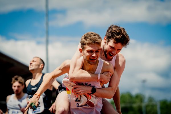 Lukas Abele (SSC Hanau-Rodenbach) im Ziel am 29.05.2022 waehrend der Deutschen Meisterschaften Langstaffel im Otto-Schott-Sportzentrum in Mainz